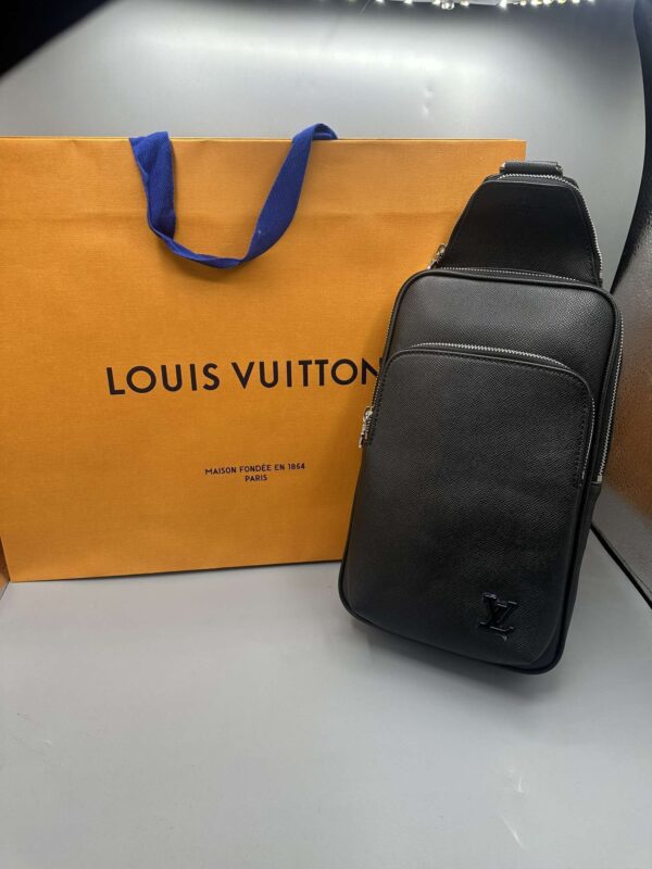 Louis Vuitton Avenue Slingbag Taiga Leather Black
